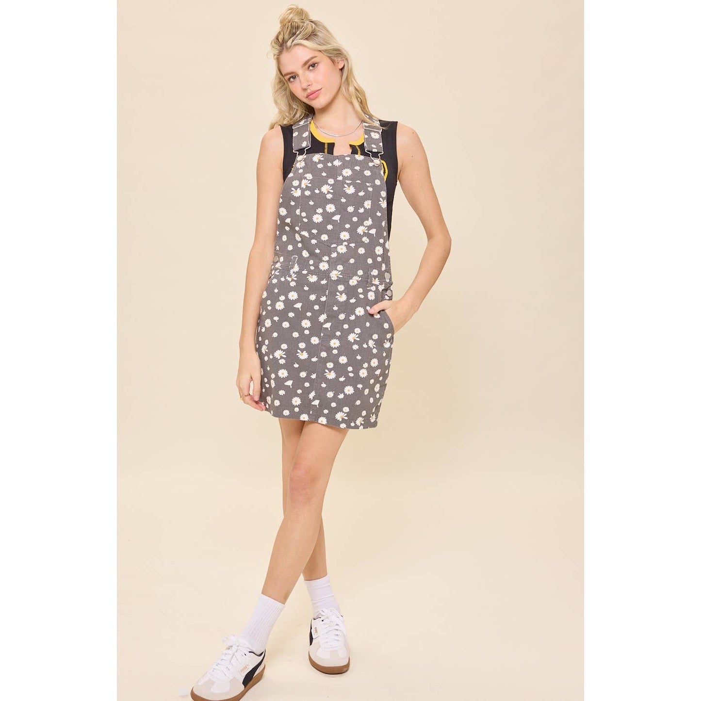 MINI OVERALL DRESS IN DAISY FLORAL PRINT: TAUPE