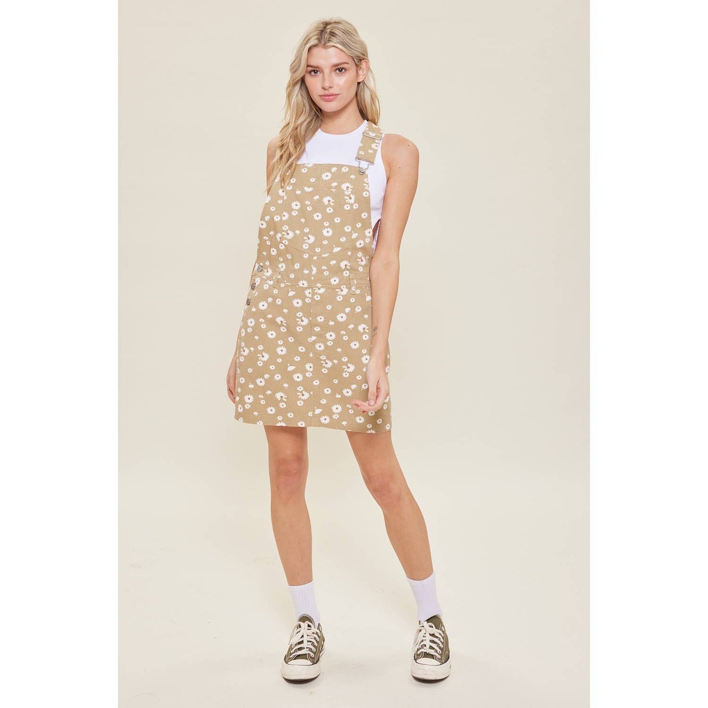 MINI OVERALL DRESS IN DAISY FLORAL PRINT: TAUPE