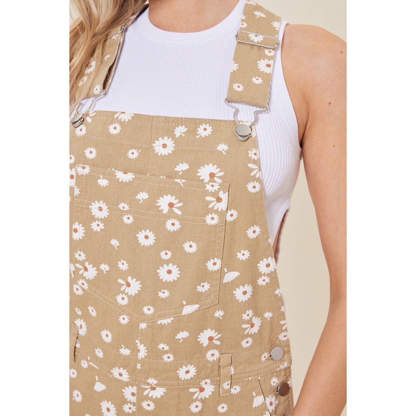 MINI OVERALL DRESS IN DAISY FLORAL PRINT: TAUPE
