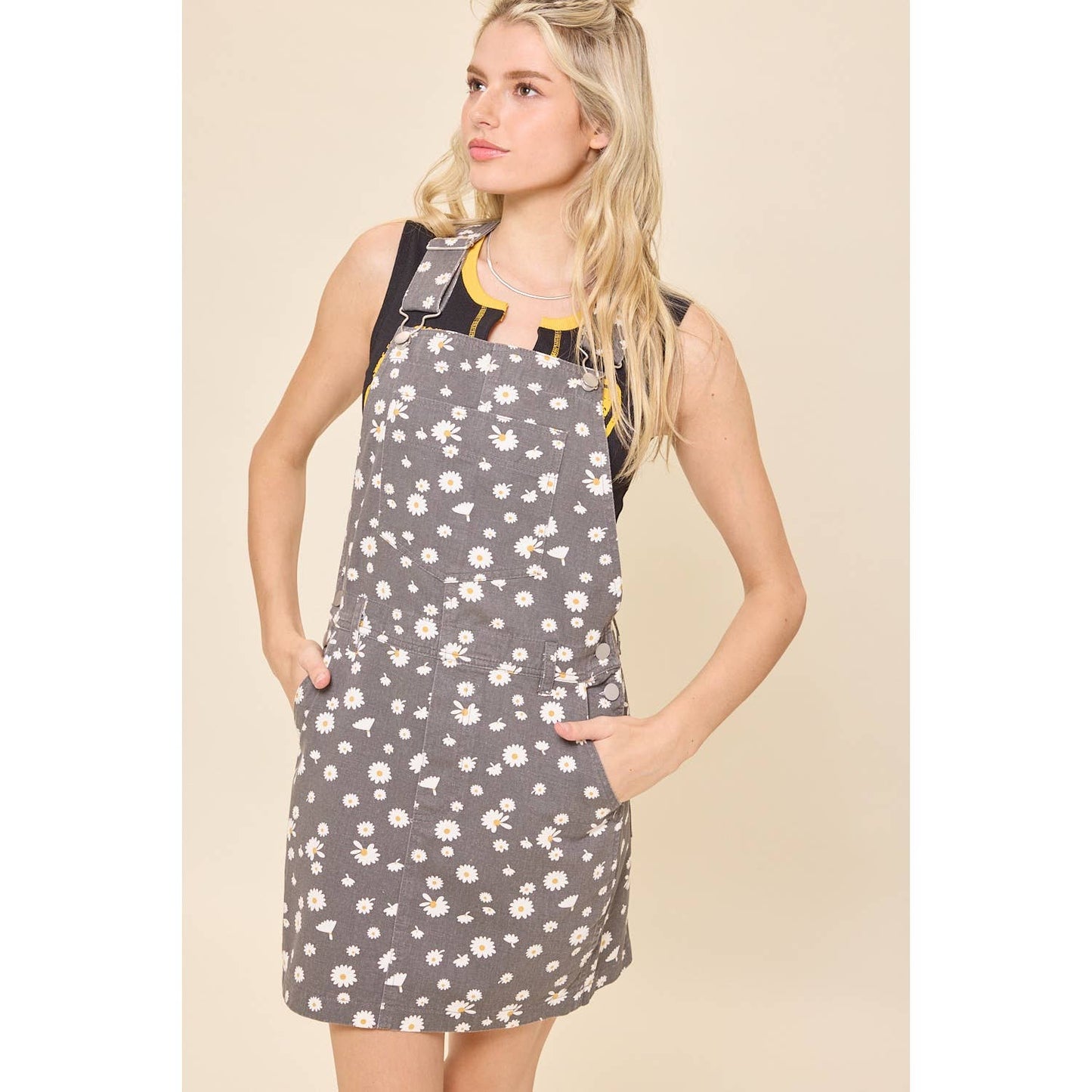 MINI OVERALL DRESS IN DAISY FLORAL PRINT: TAUPE