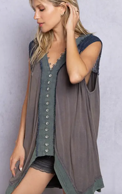 Button detailed V-neck Sleeveless Knit Top | MIDNIGHT BLUE