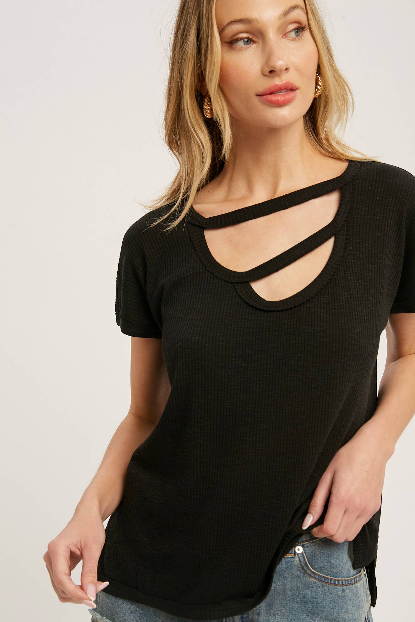 CUTOUT SCOOP NECK CASUAL TEE